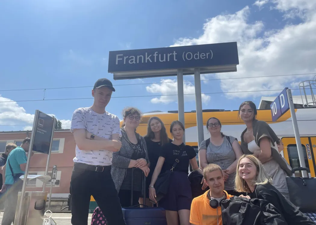 studenci stoją selfie przy tablicy Frankfurt