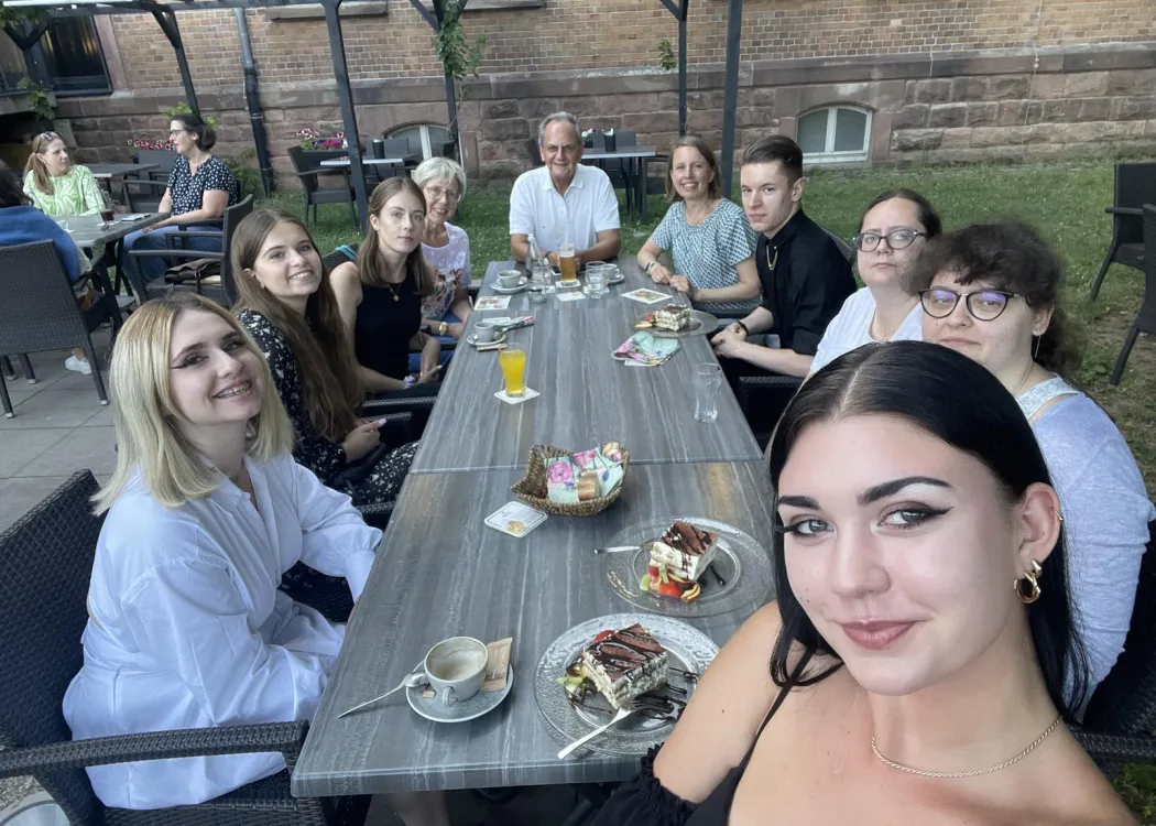 studenci siedzą selfie