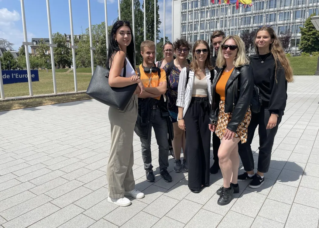 studenci stoją selfie