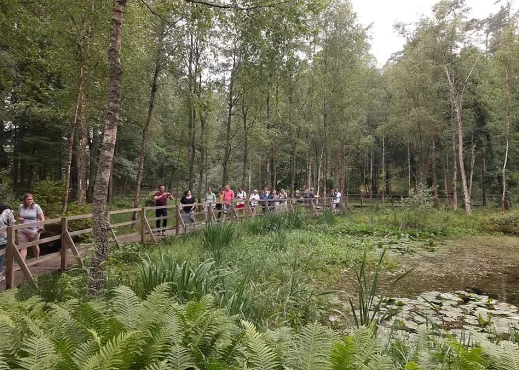 uczestnicy konferencji na spacerze w arboretum