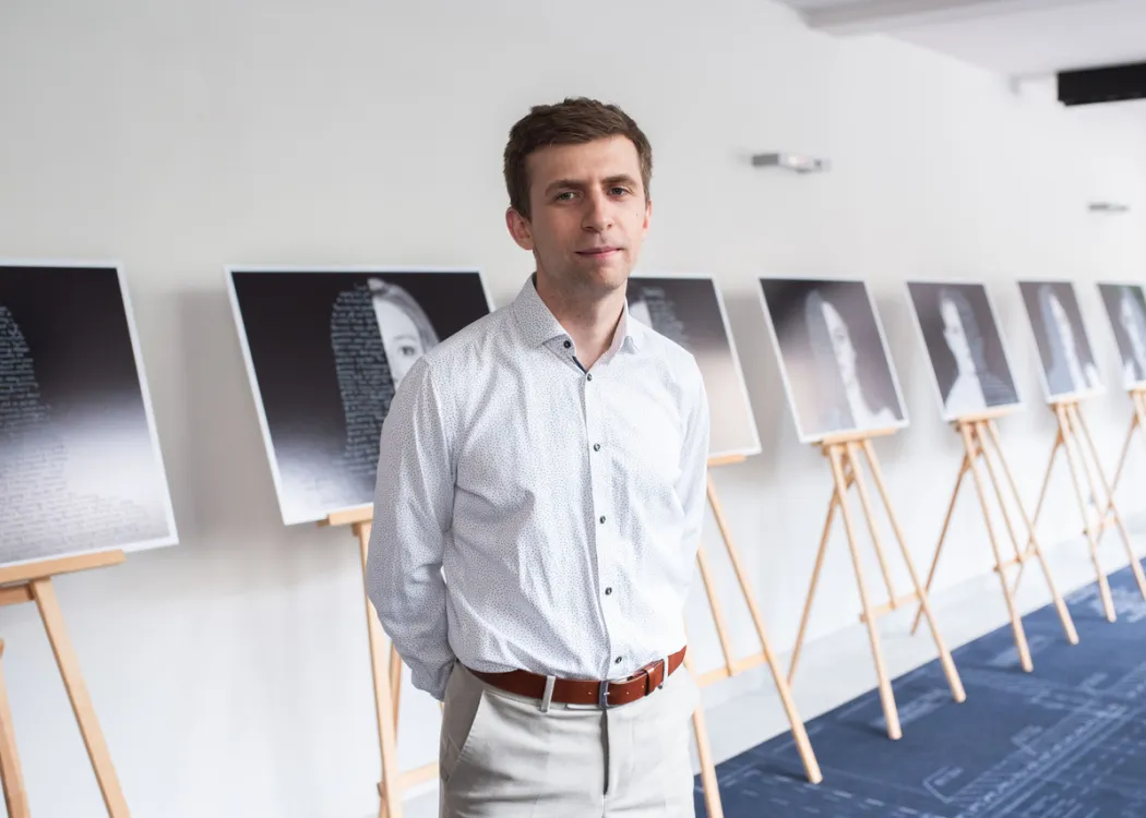 Miłosz Pawlak na tle wystawy "Depresja wśród studentów"
