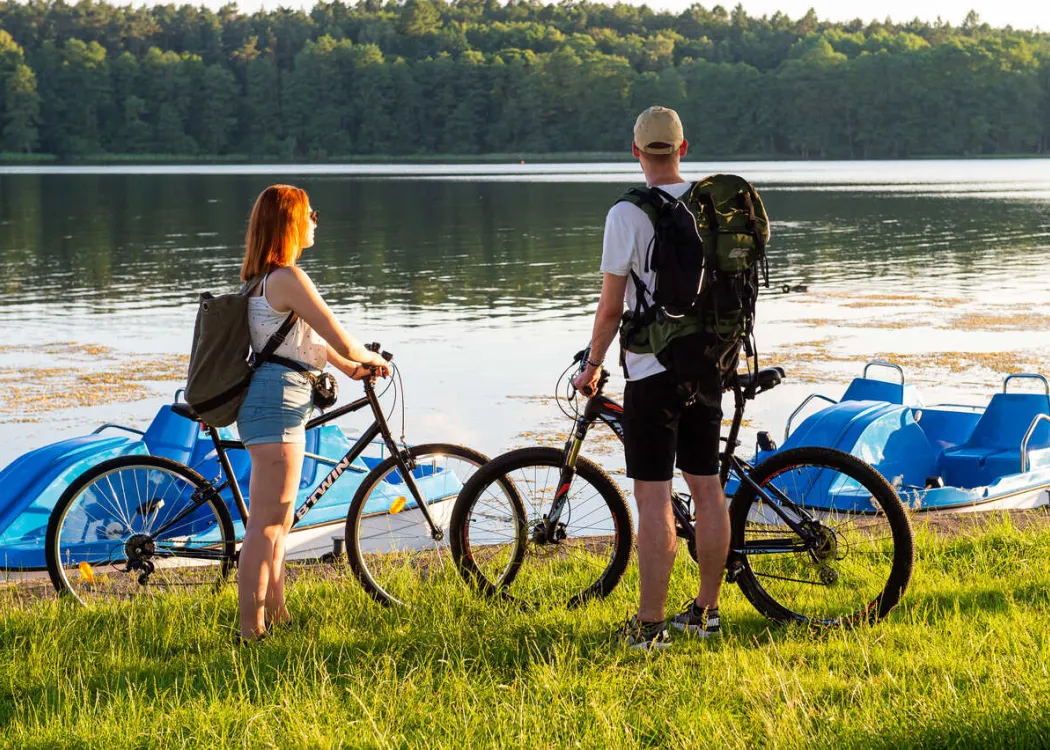 Para na rowerach nad Jeziorem Kortowskim