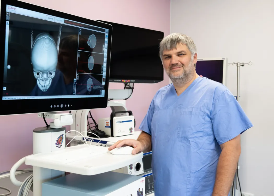 Prof. Dawid Larysz przy monitorze