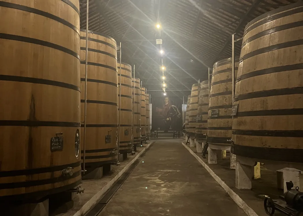 wielkie beczki z winem porto