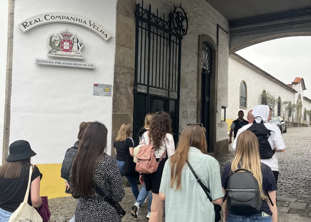 studenci wchodzą przez bramę do firmy