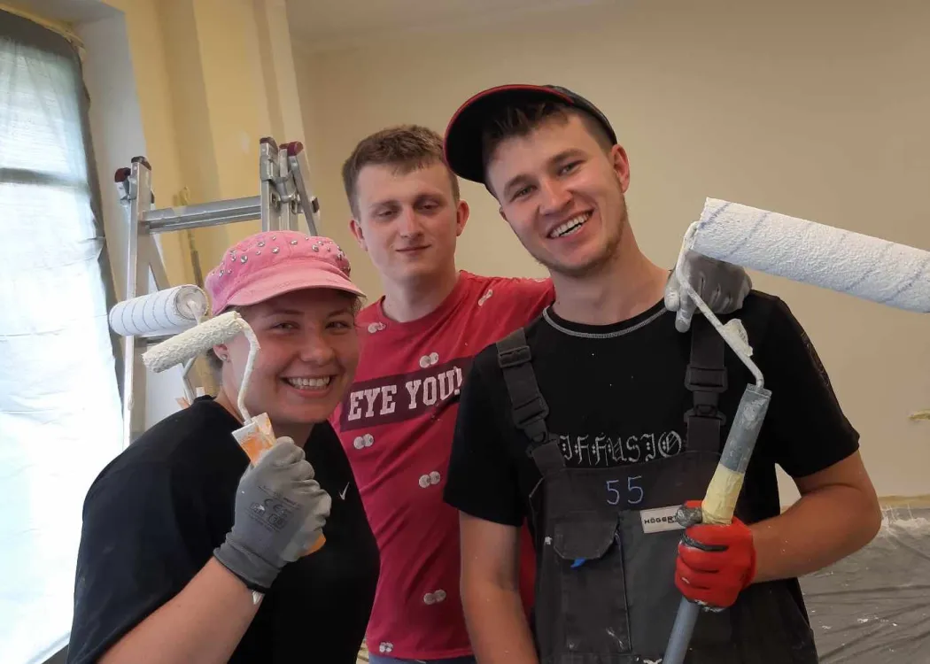 troje studentów UWM z wałkami do malowania