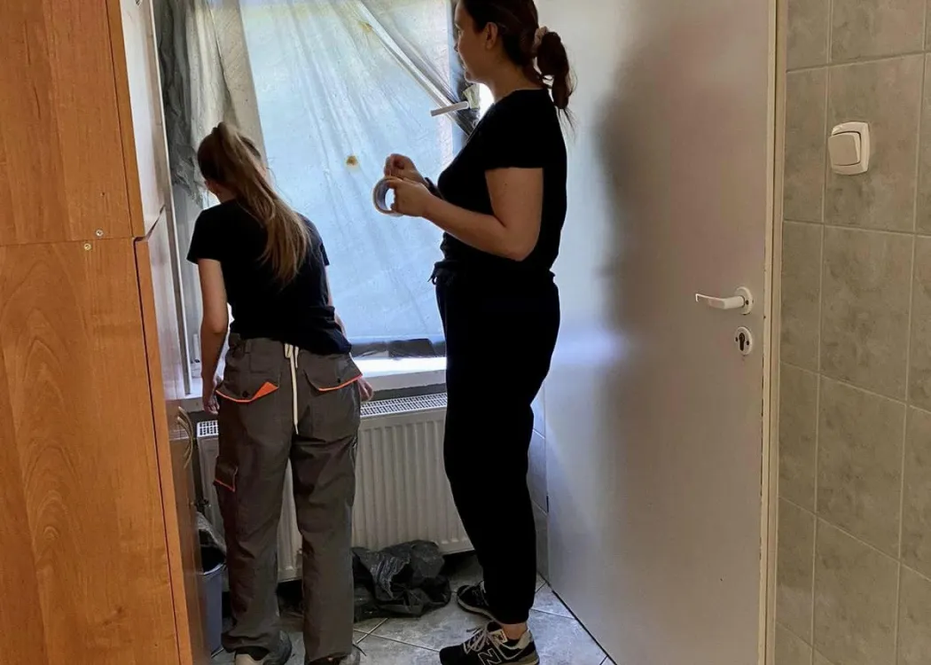 studentki malują korytarz