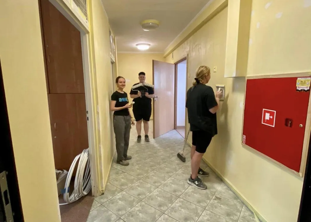 studenci sprzątają korytarz