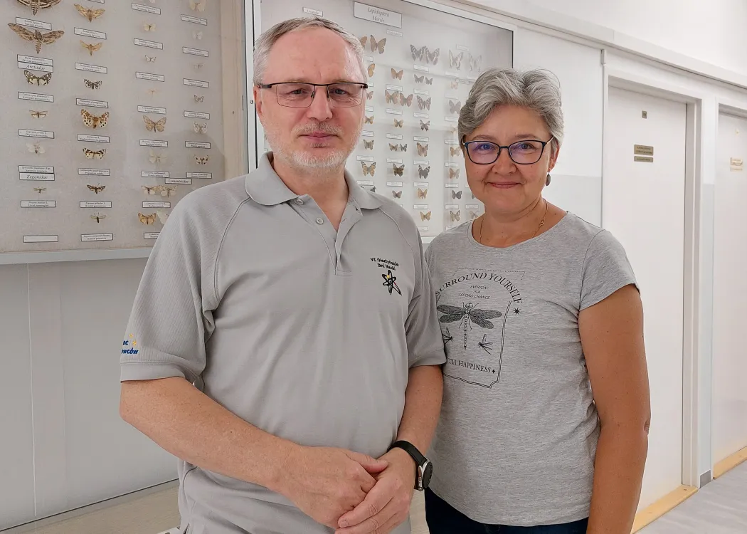 Stanisław Czachorowski i Anna Biedunkiewicz stoją przy gablocie z motylami