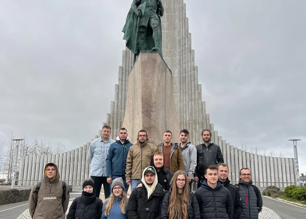 studenci pozują przed pomnikiem