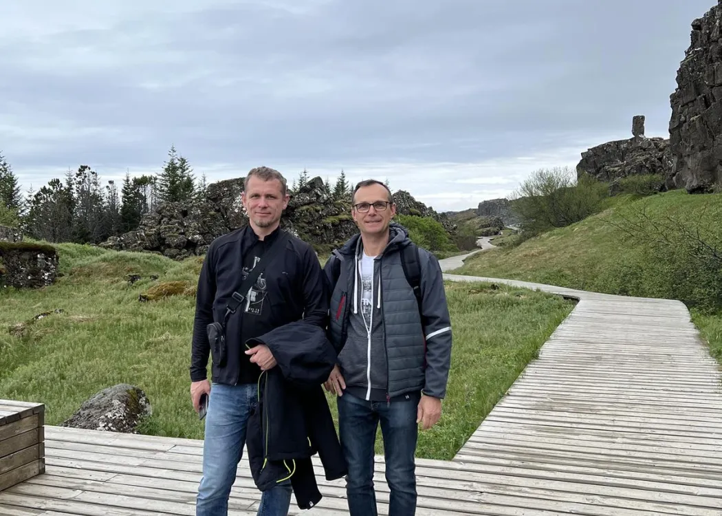 Dr Warmiński i prof. Stolarski id po chodniku drewnianym