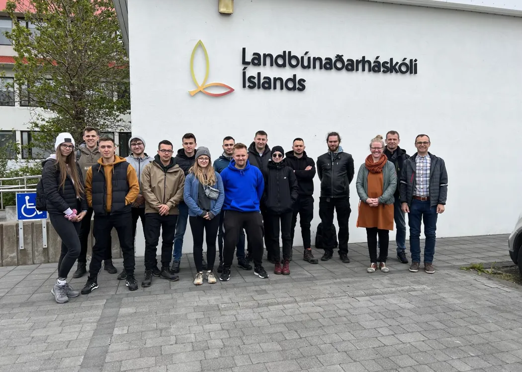 studenci pozuja przed budynkiem