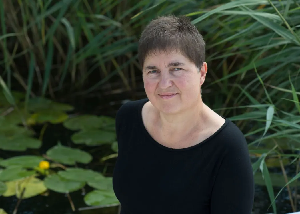 prof. Iwona Batyk pozuje na tle roslinności