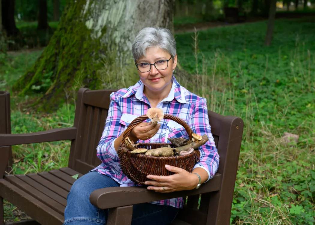Anna Biedunkiewicz trzyma kosz z grzybami