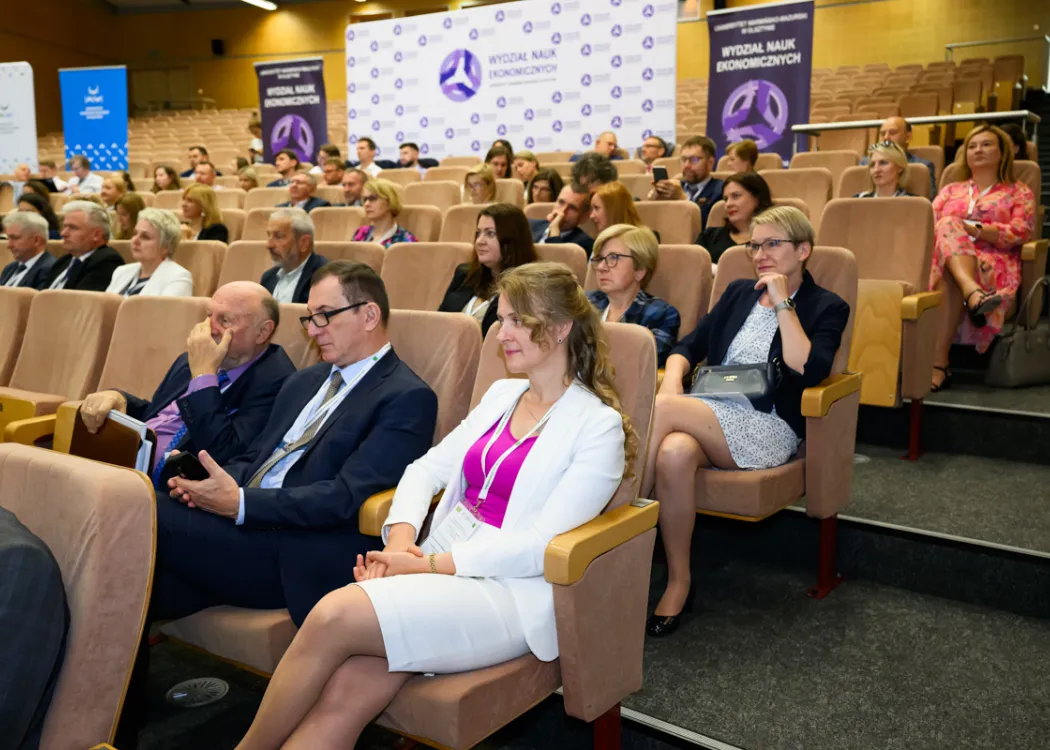 Słuchacze Kongresu siedzą w sali kongresowej