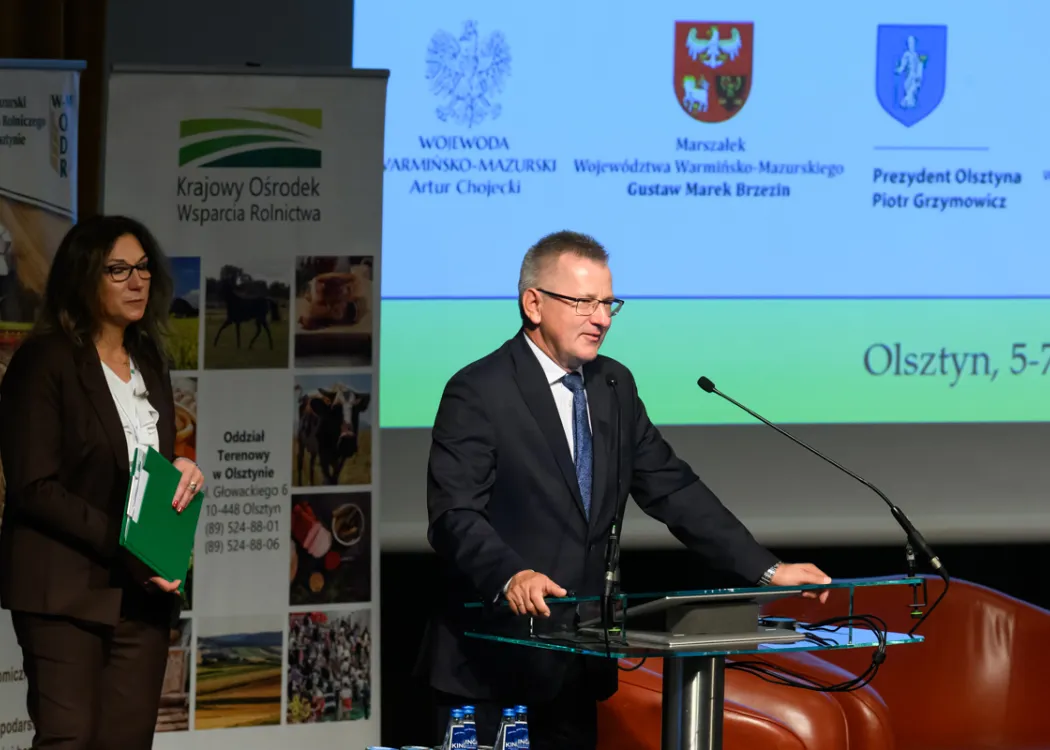 Prorektor ds. nauki prof. Jaroszewski przemawia ze sceny 