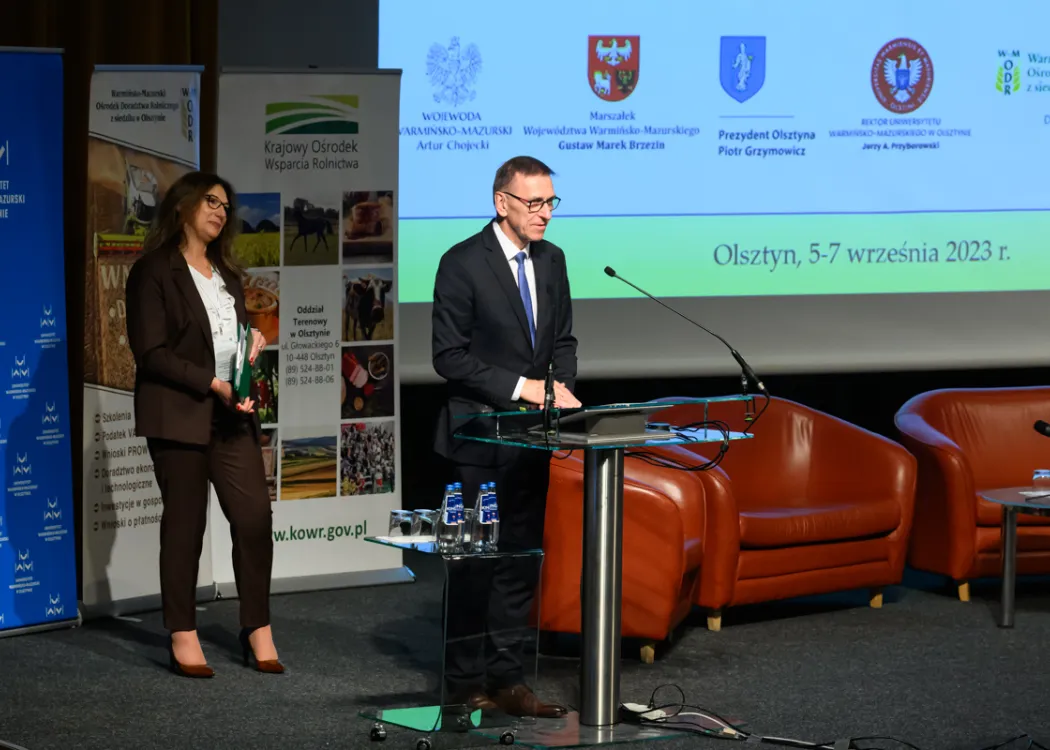 Prezydent Olsztyna przemawia ze sceny