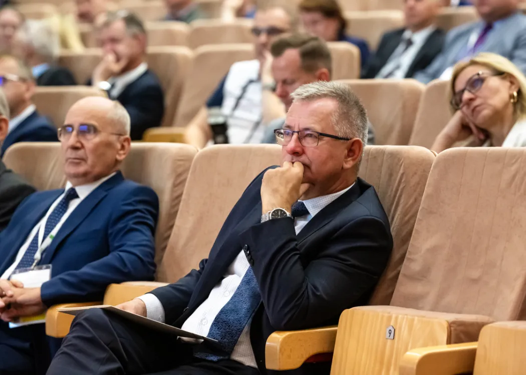 Słuchacze Kongresu siedzą w sali kongresowej