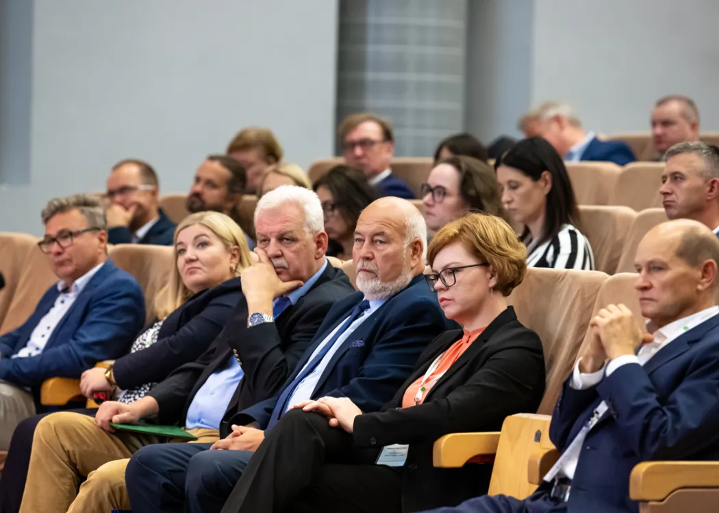 Słuchacze Kongresu siedzą w sali kongresowej