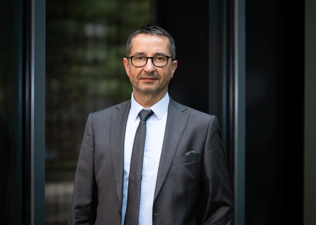 Prof. Włodarczyk stoi w garniturze