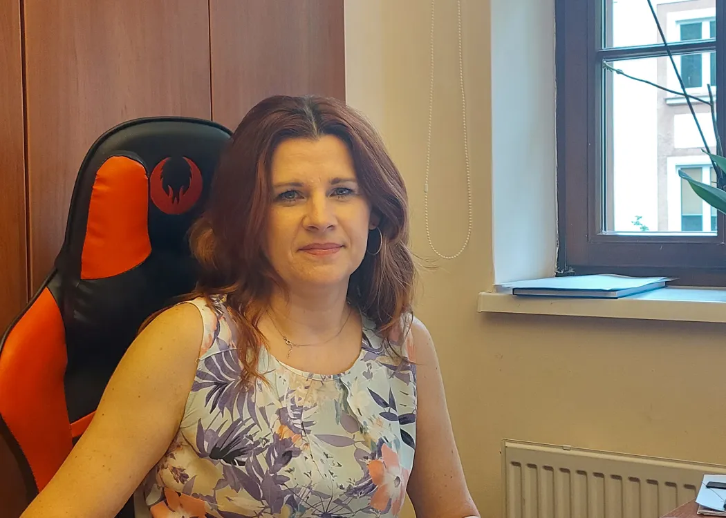 Anna Nynca siedzi przy biurku