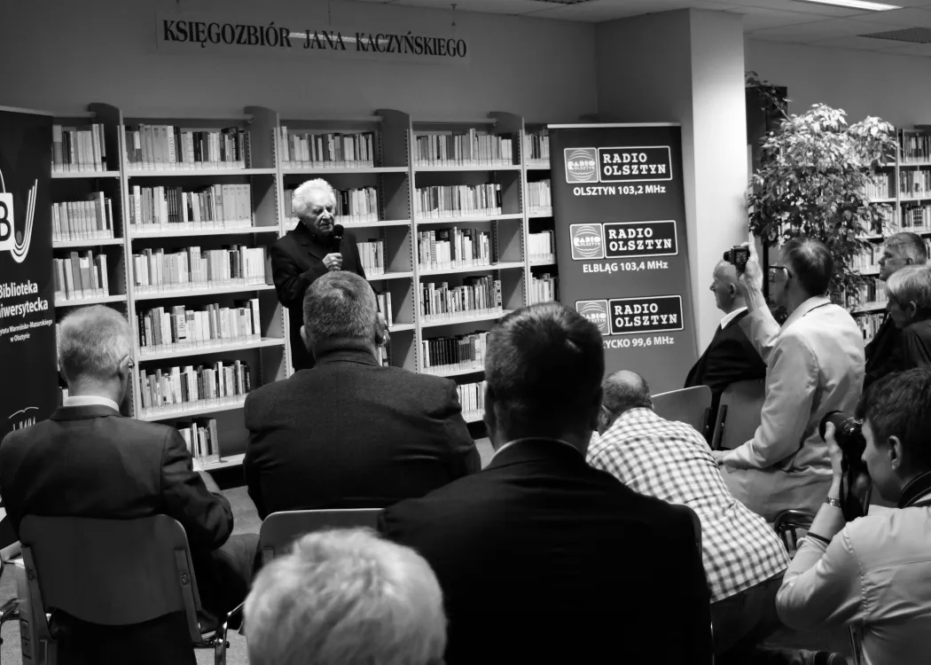 prof. Jan Kaczyński podczas otwarcia swojego księgozbioru w Bibliotece Uniwersyteckiej UWM