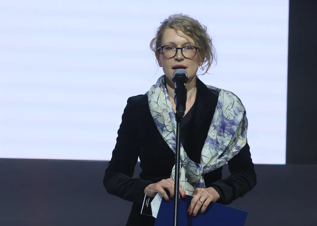 Maria Libura stoi przy mikrofonie