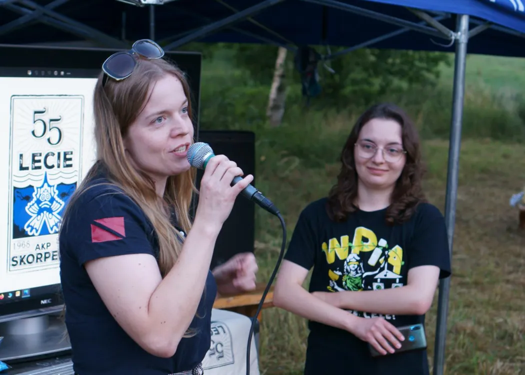 dziewczyna z mikrofonem w ręce