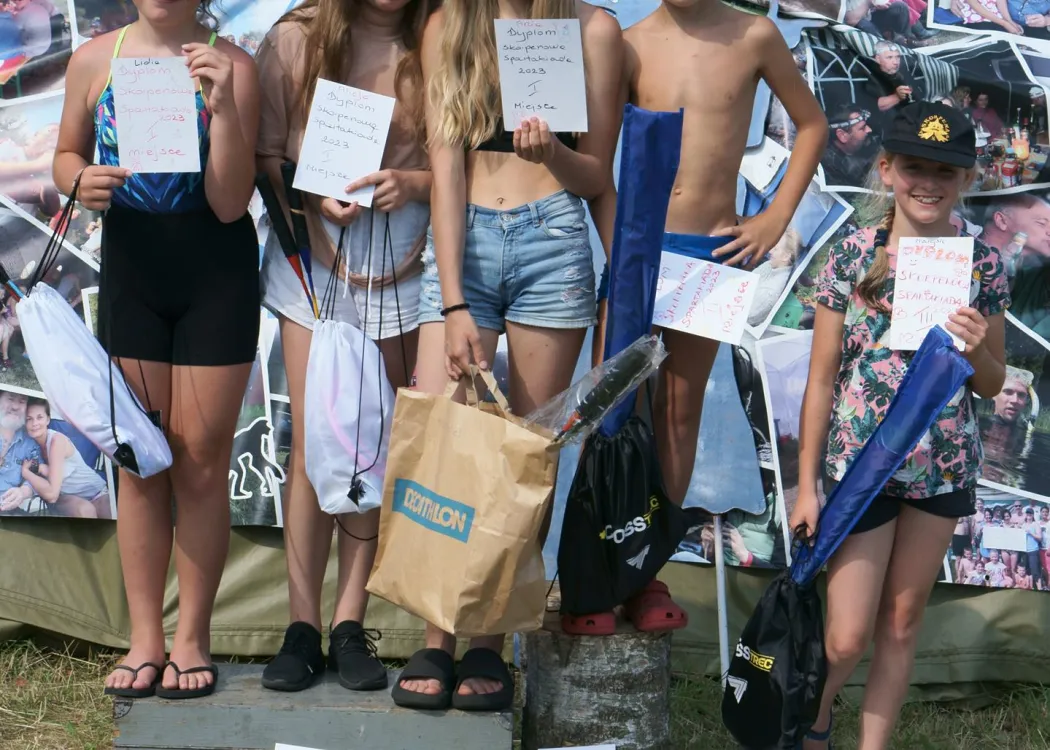 dzieci na podium z dyplomami
