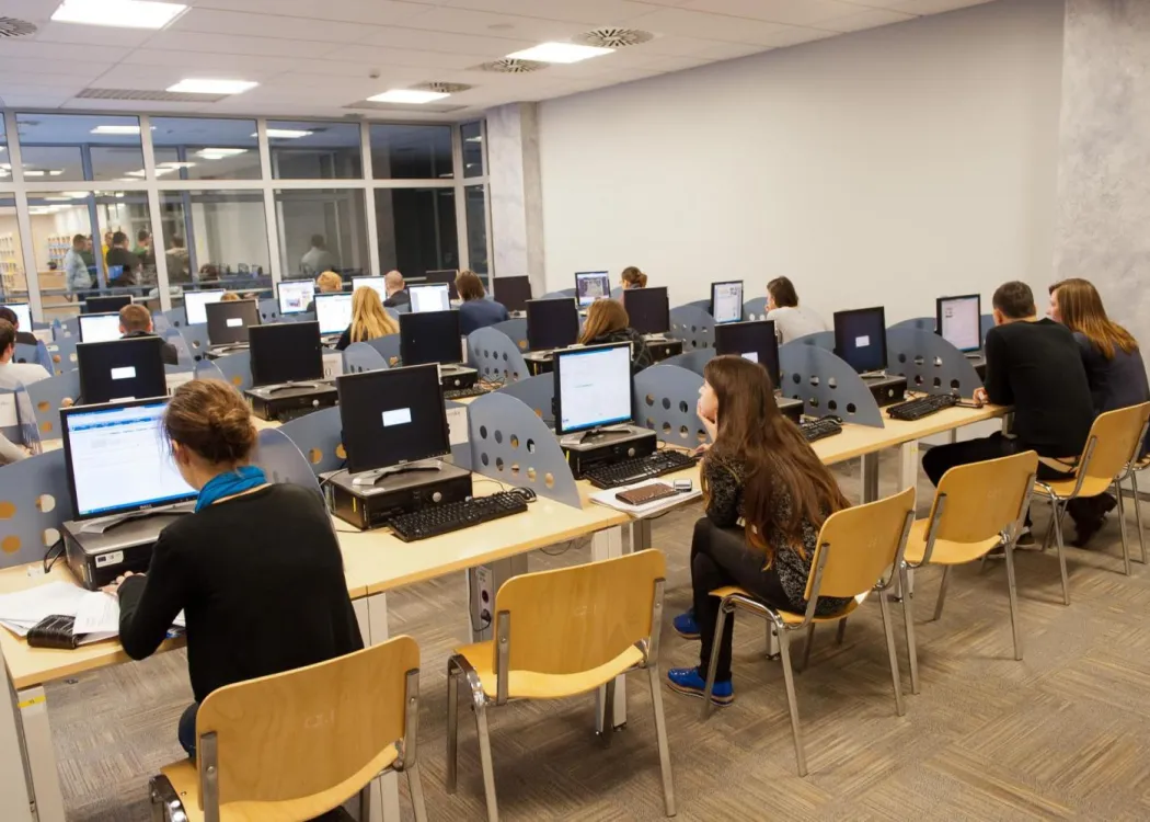 wnętrze biblioteki uniwersyteckiej 