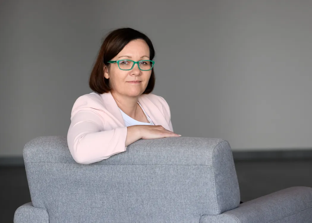 Małgorzata Ciczkowska-Giedziun siedzi na kanapie