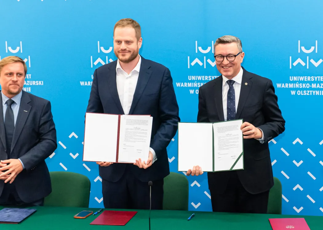 Minister cyfryzacji i rektor UWM z podpisanymi listami intencyjnymi