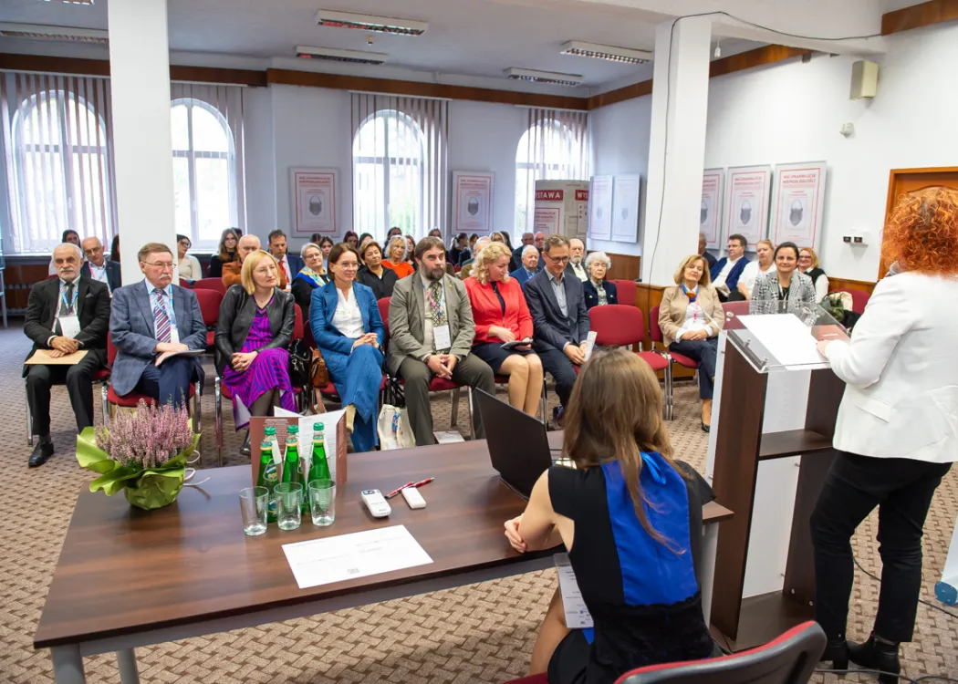 Uczestnicy konferencji o KEN siedzą w auli