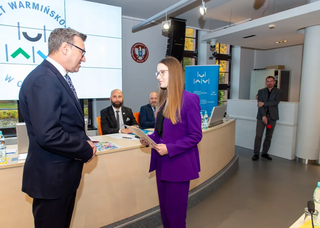 Aleksandra Cichowska odbiera gratulacje od rektora prof. Jerzego Przyborowskiego