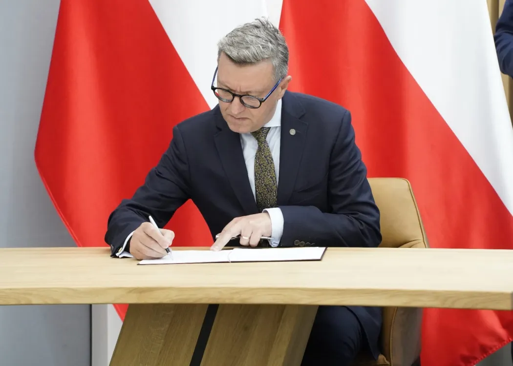Rektor UWM podpisuje list intencyjny