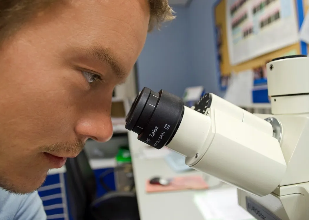 Naukowiec przy mikroskopie