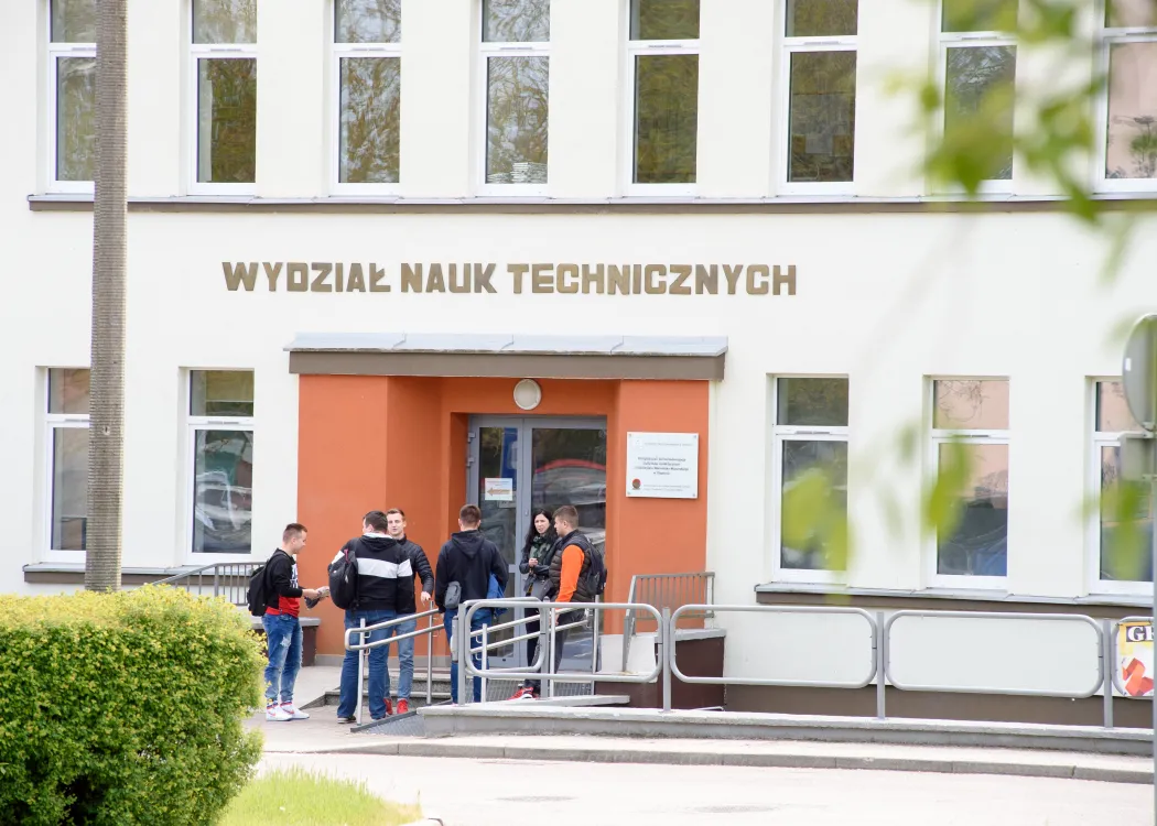 studenci przed budynkiem WNT