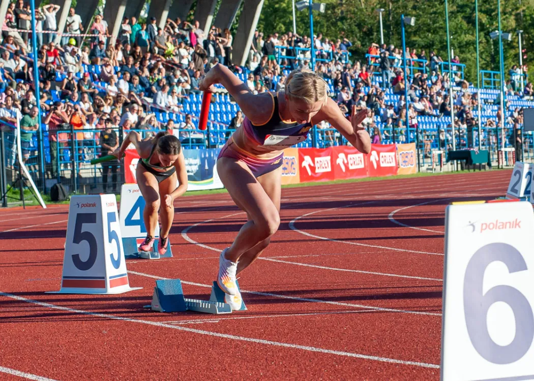 Biegaczka podczas memoriału w Kortowie