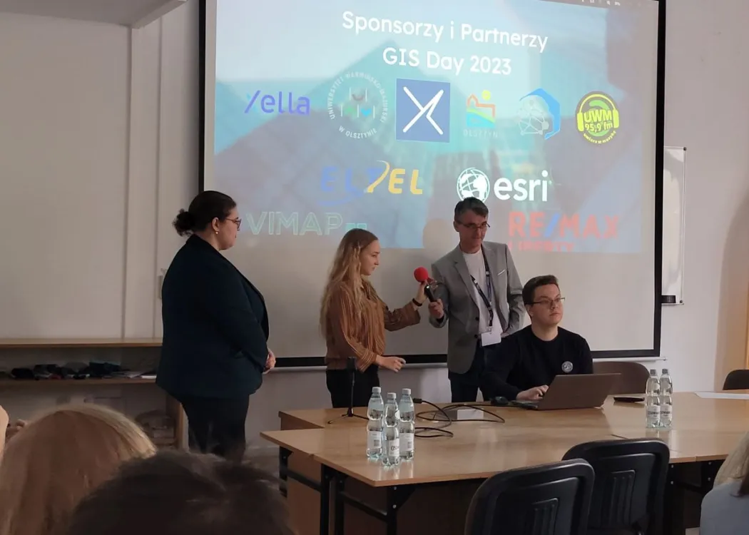dwie studentki podczas prelekcji