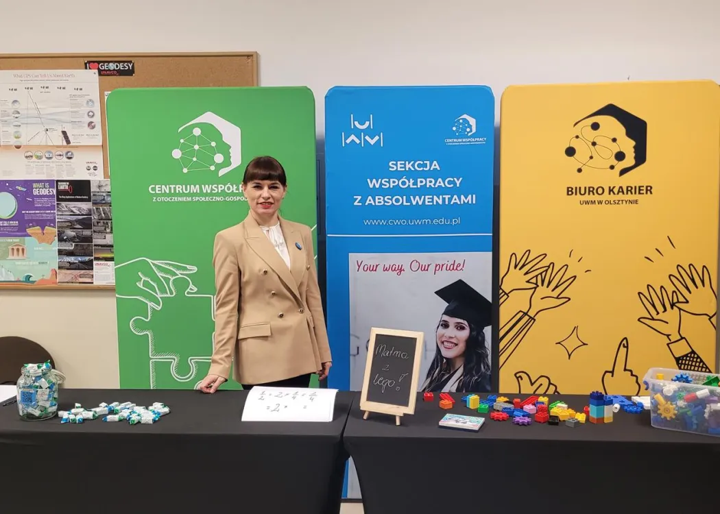 studentka stoi  przy banerach reklamowych