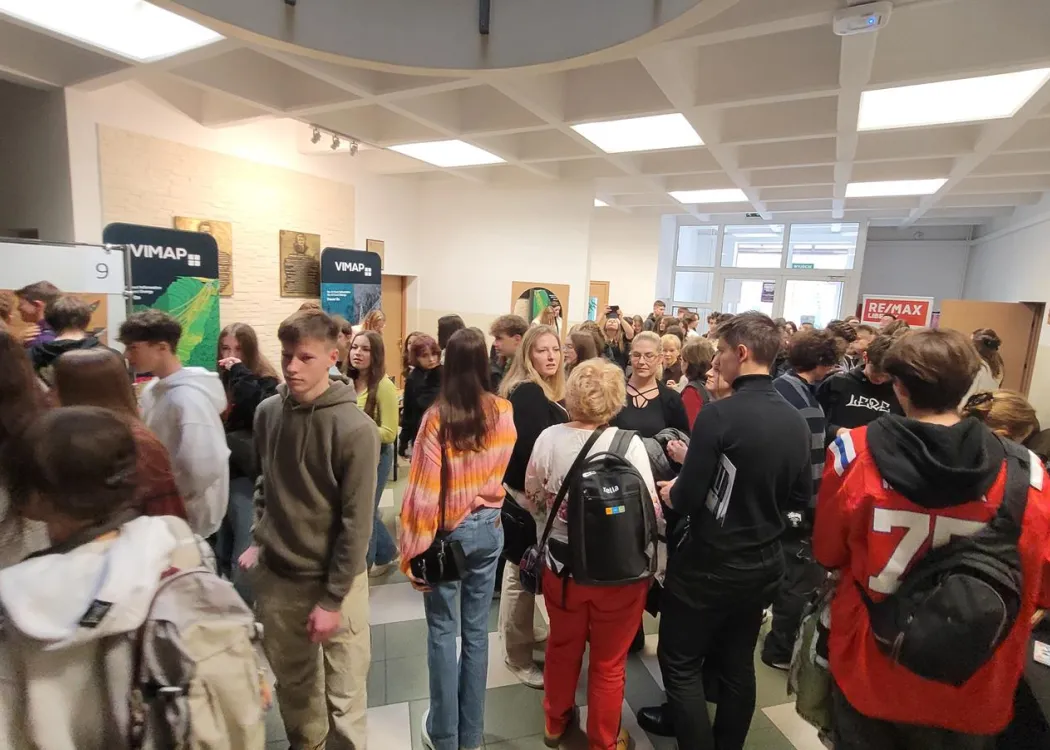 studenci stoją w holu wydziału
