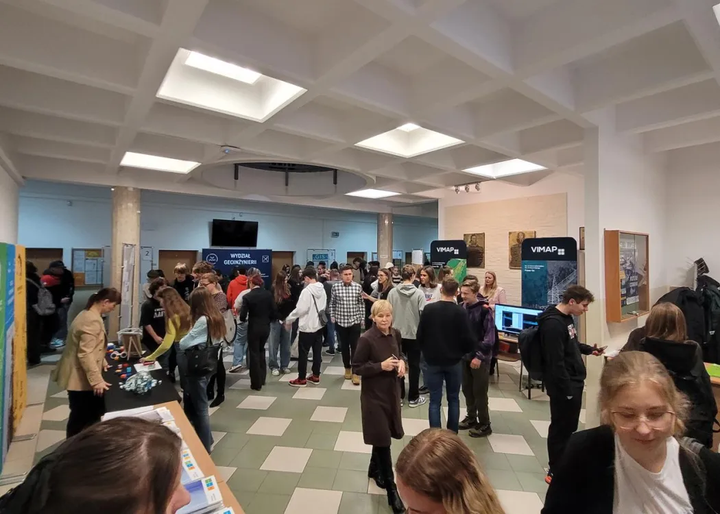 studenci stoją w holu wydziału