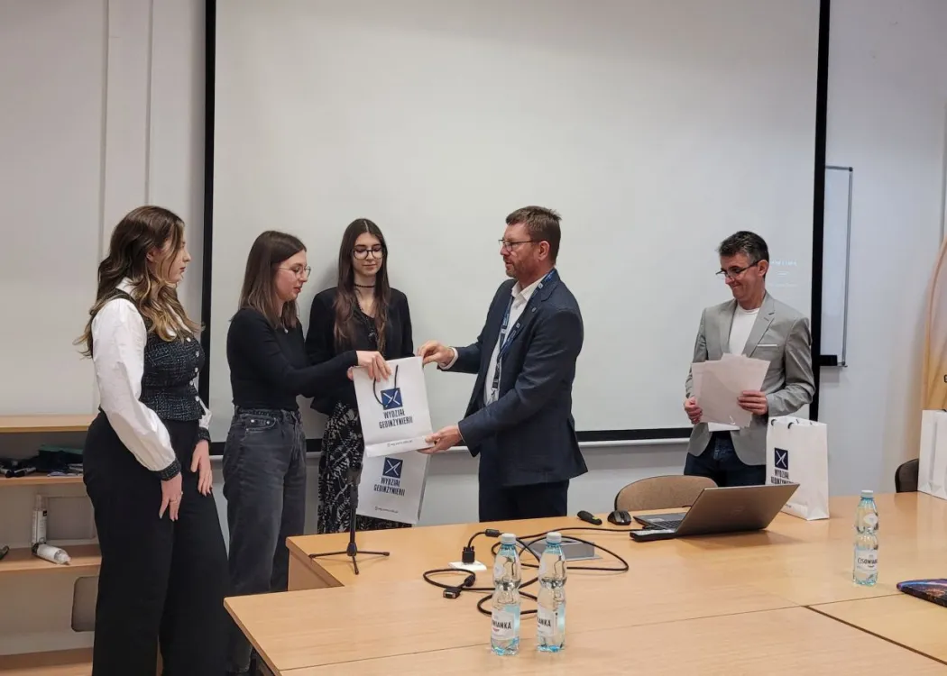 dziekan daje studentom nagrody