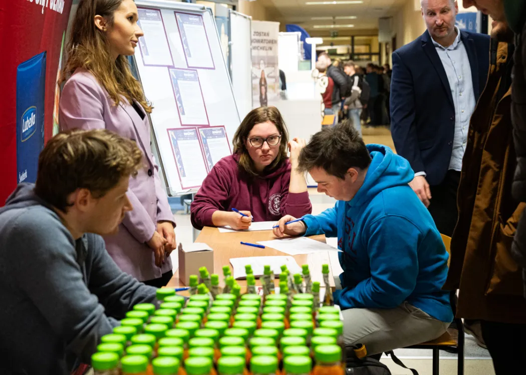 Studenci wypełniający test od firmy Tymbark