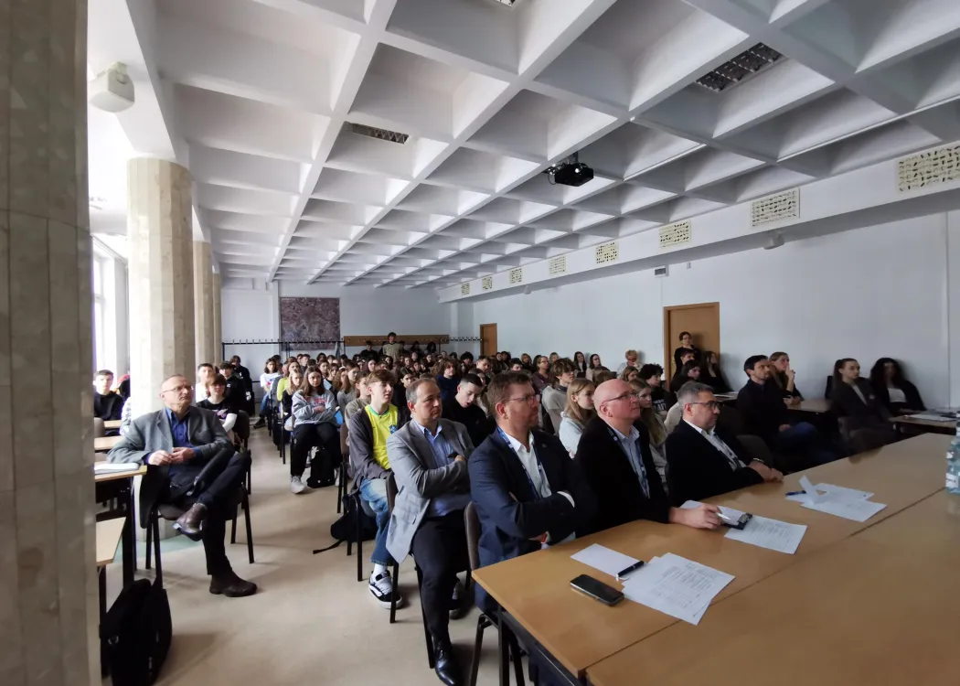 publika w sali wykładowej siedzi
