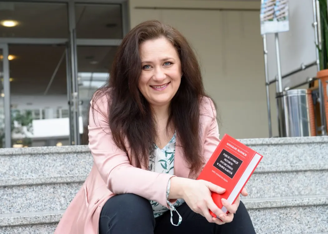 dr hab. Marta Romańczuk-Grącka, siedzi z książką w ręku