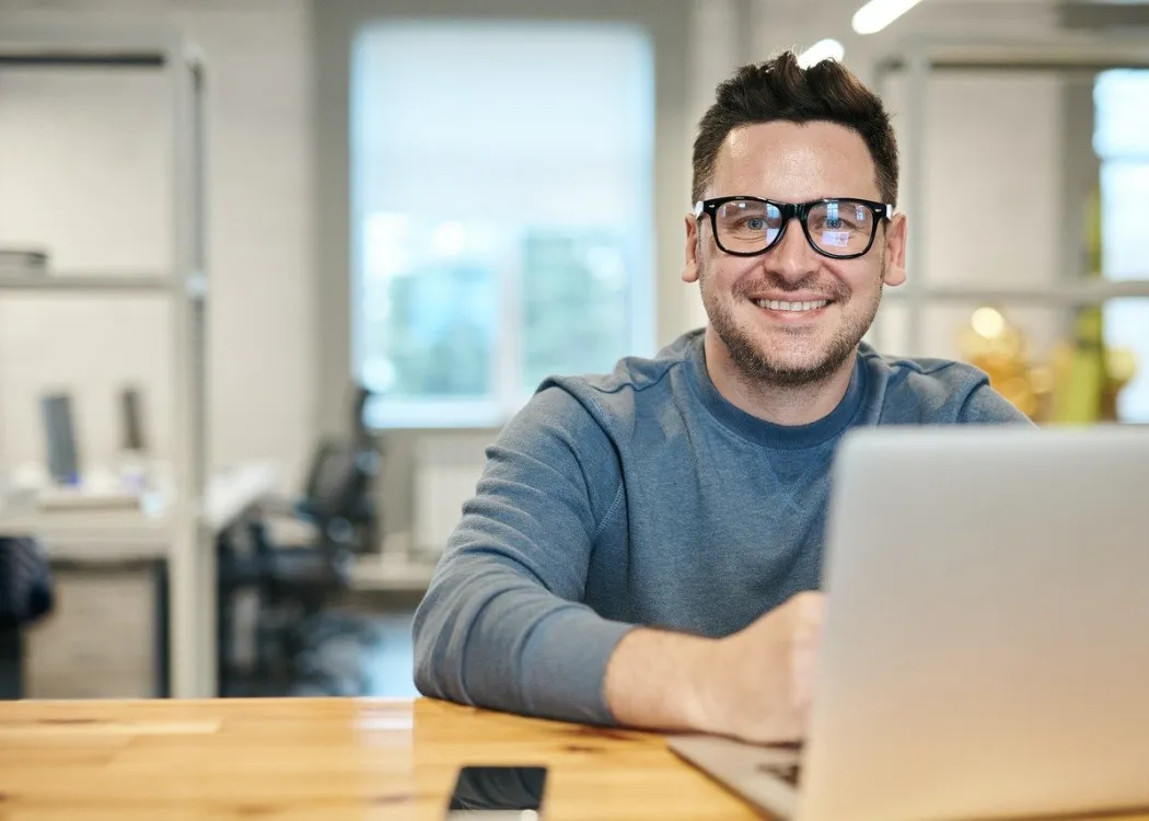 mężczyzna siedzi przy laptopie 