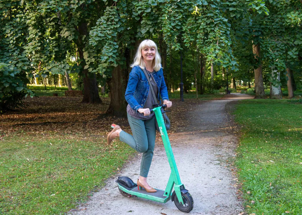 Agnieszka Dawidowicz na hulajnodze