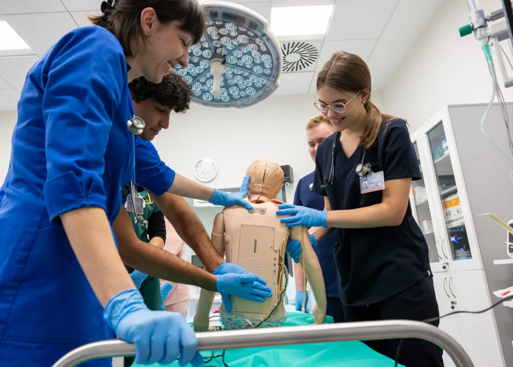 Studenci kierunku lekarskiego podczas zajęć