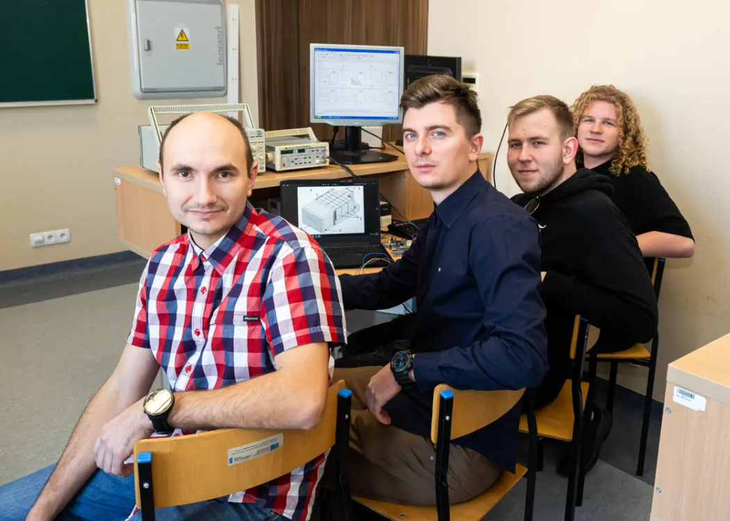 Paweł Chwietczuk (pierwszy z lewej) ze studentami z koła Elektron